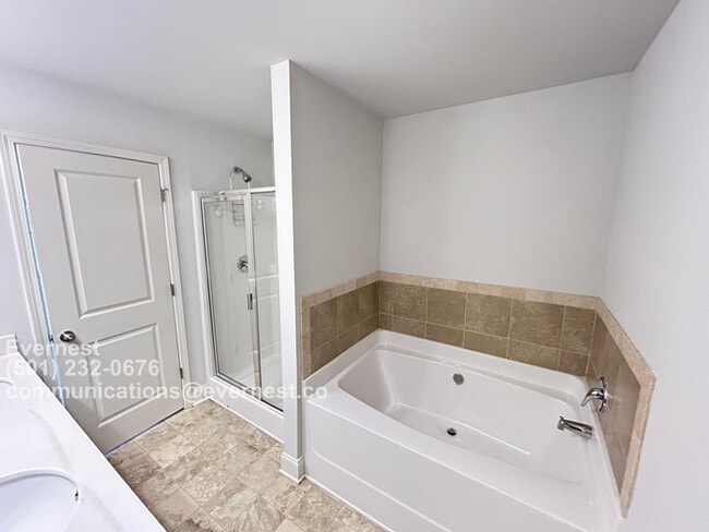 Building Photo - 225 Hydrangea Ct