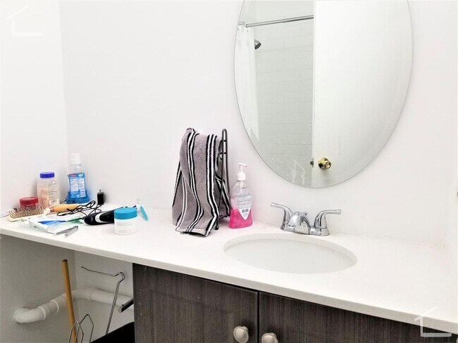 Building Photo - No Brokers Fee, Desirable Location Steps from NEU, Eat-in Kitchen Stainless Still appliances Good...