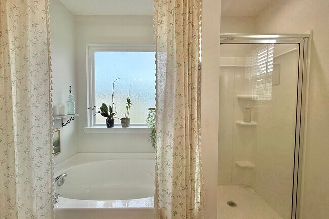 Building Photo - AVAILABLE EARLY MAY 2026! (Pet Friendly)