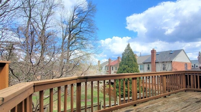 Building Photo - 3 Bedroom, 3.5 Bathroom Townhouse in North...