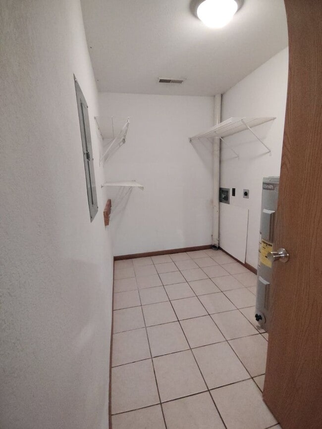Building Photo - 2 bedroom, 1 bathroom apartment in Wickliffe