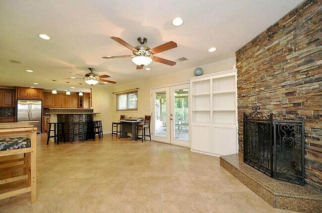 Building Photo - 3202 Bayou Dr
