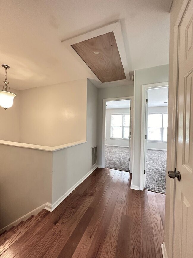 Building Photo - 3 BR 2 1/2 BA Townhome with Community Pool