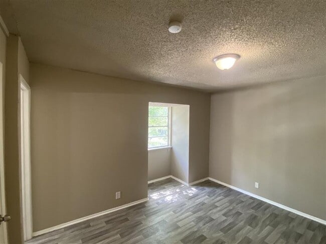 Building Photo - Very Large 2/2.5 Townhome with covered par...