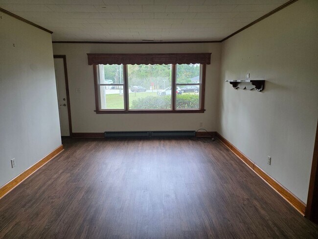 Building Photo - 3 Bedroom, 2 Bath home on a large lot with...