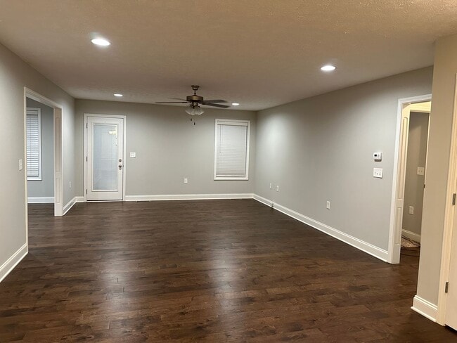 Building Photo - 3 Bedroom, 2 Bath, 2 Car Garage
