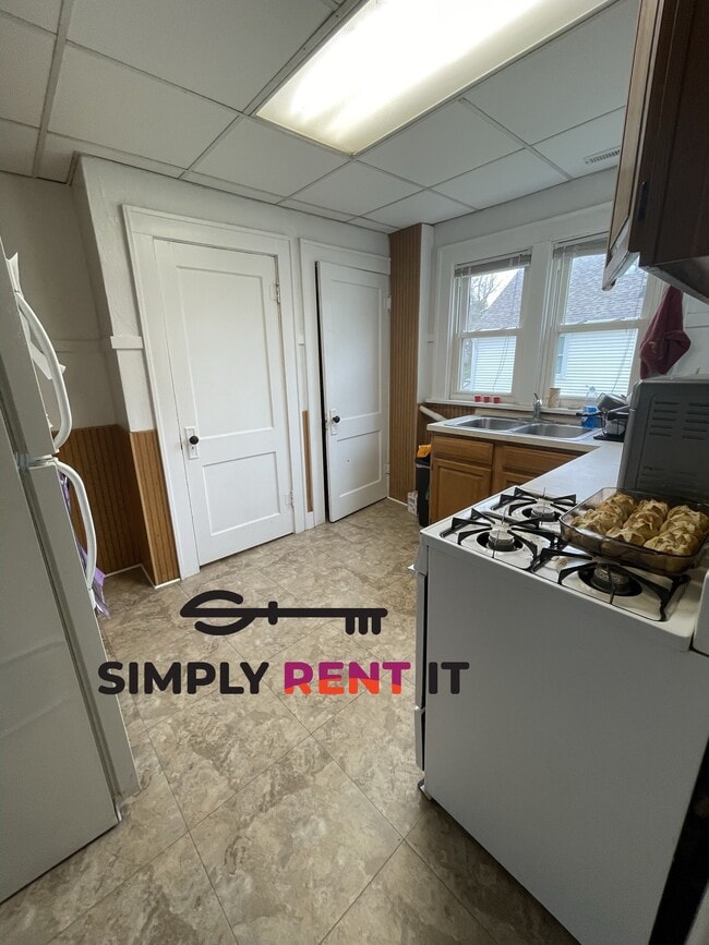 Building Photo - Tri-Plex, 3 Bedroom On Campus! Available Aug 1st