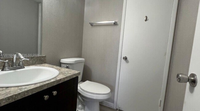 Building Photo - 8885 Fontainebleau Blvd
