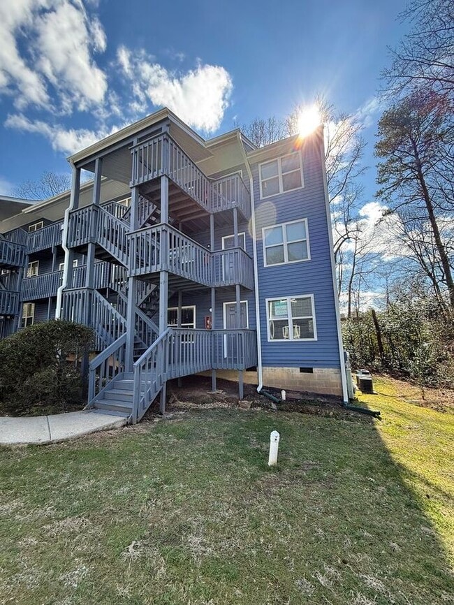 Building Photo - Move In Now & Save – Limited Availability at $1,399! Collegeview Apartments! Updated 2 Bed 2 Bath...