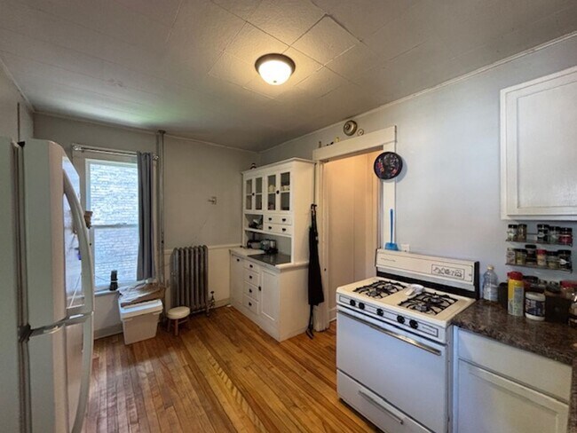 Building Photo - 2 BR/1 BA Apartment in a Great Minneapolis...