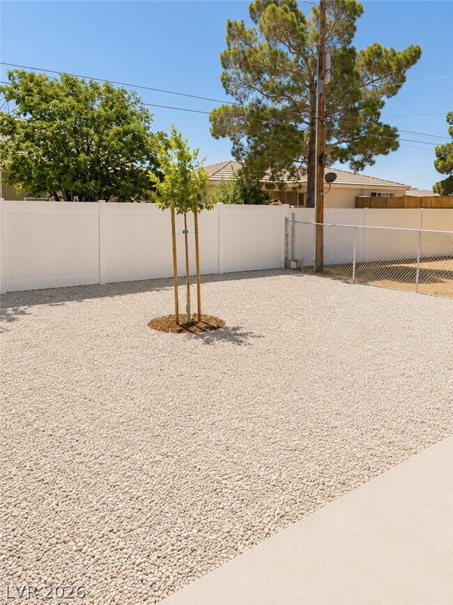 Building Photo - 1701 Sycamore Ave
