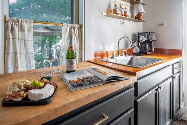 Building Photo - 52 Church St