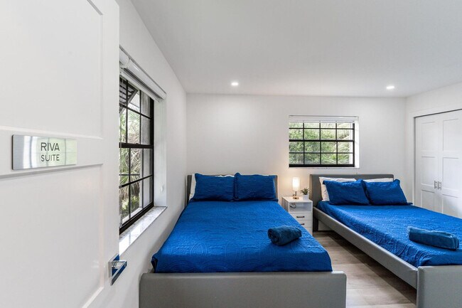 Building Photo - 807-809 Southwest 14th Court-SI FL2-ID1475657P