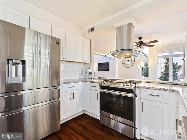 Building Photo - 540 Sayre Dr