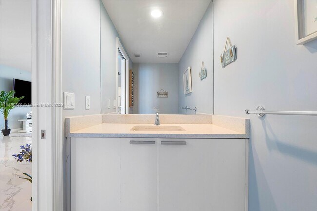 Building Photo - 2650 Lake Shore Dr