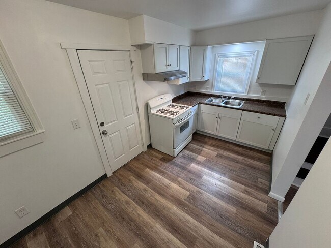 Building Photo - Fully Updated 3-Bed 1-Bath House w/ Covered Porch in Christy Park!!!