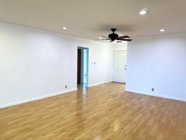 Building Photo - Newtown - Renovated 3 bedroom, 2 bath sing...