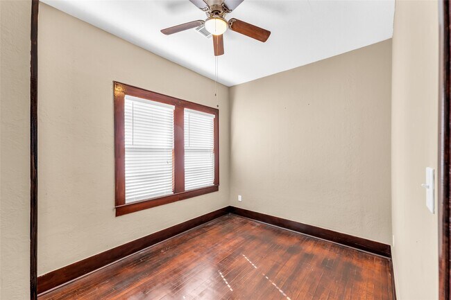 Building Photo - 3010 Avenue Q