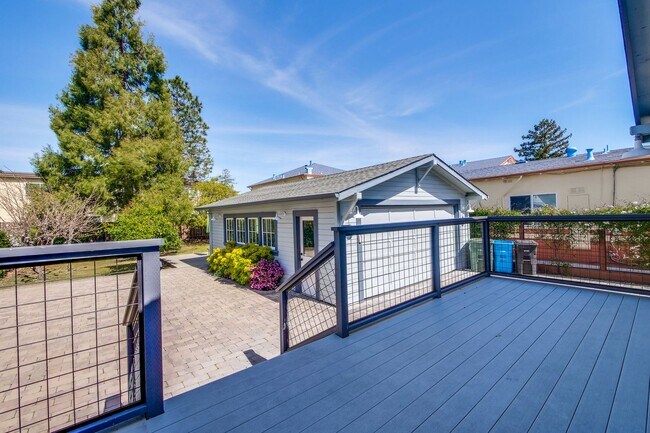 Building Photo - Updated Bungalow located in Downtown Redwood City & 15 miles from SF International Airport