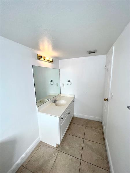 Building Photo - 5221 Geneva Ct