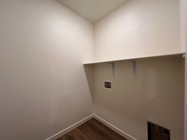 Building Photo - Beautiful newer, 4 Bedroom 2 Bath Home in Fernley