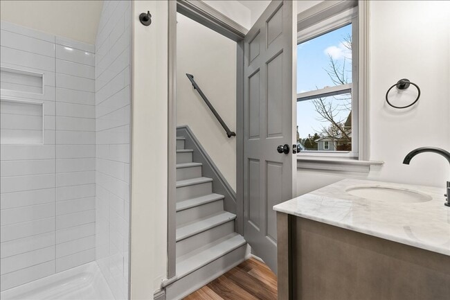 Building Photo - 584 W Main St