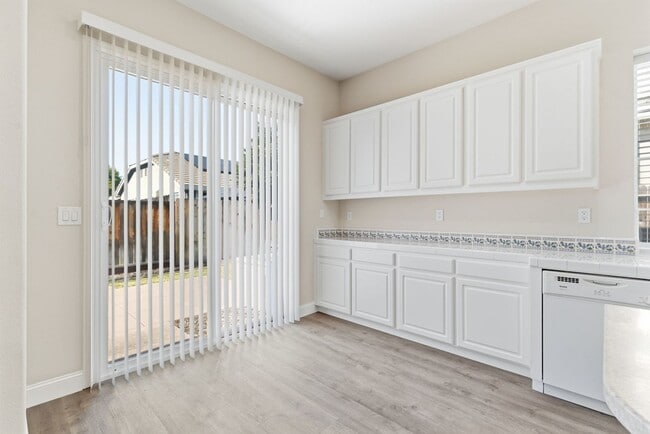 Building Photo - BEAUTIFULLY MAINTAINED SINGLE STORY HOME IN GREAT BRENTWOOD LOCATION!