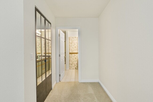 Building Photo - 1264 Bellevue Way NE