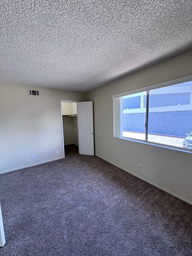 Building Photo - 2 Bedroom 1.5 Bath Attached unit available
