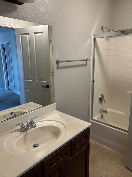 hall bath upstairs - 980 La Costa Ct