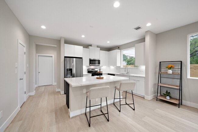 Building Photo - 8670 Easthaven Blvd