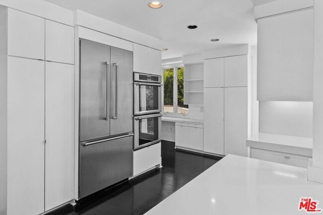 Building Photo - 305 S Bedford Dr