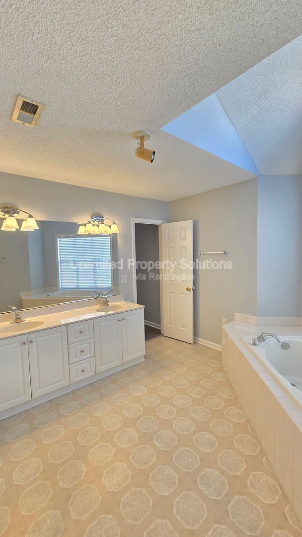 Building Photo - 4156 Breezewood Dr