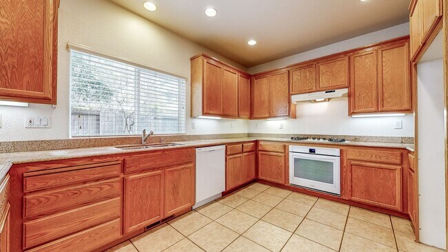 Building Photo - Desirable Skyhawk 3 bedroom Tri-Level Single Family