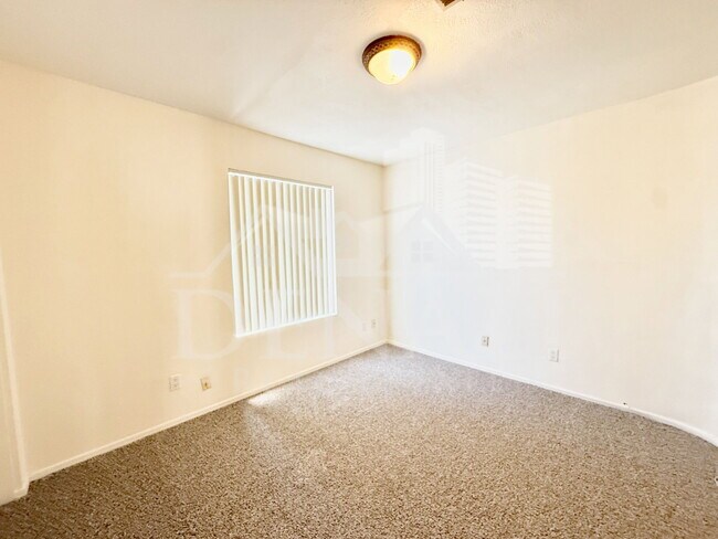 Building Photo - 1425 E Chicago Cir