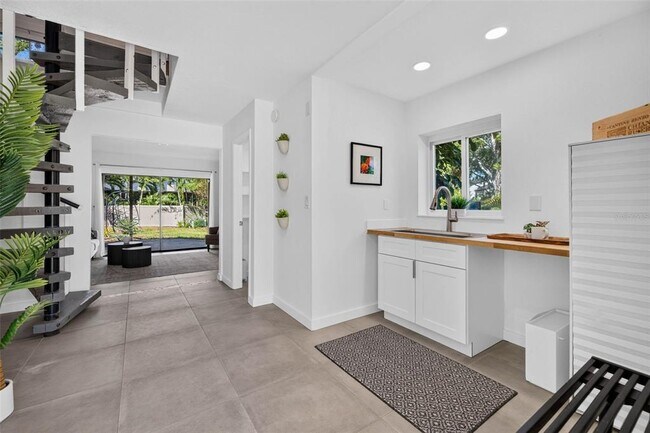 Building Photo - 1300 Pleasant Way S