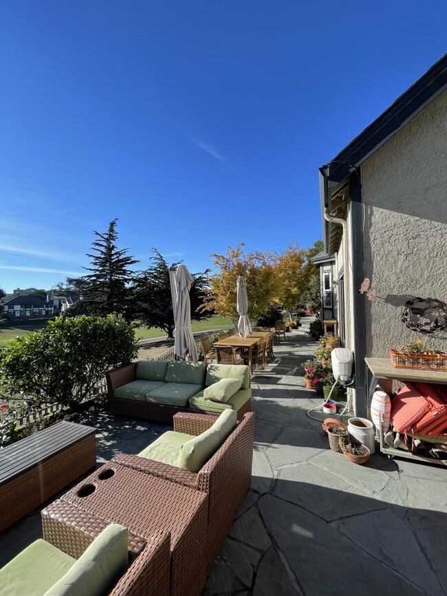 Building Photo - 44 Fairway Pl