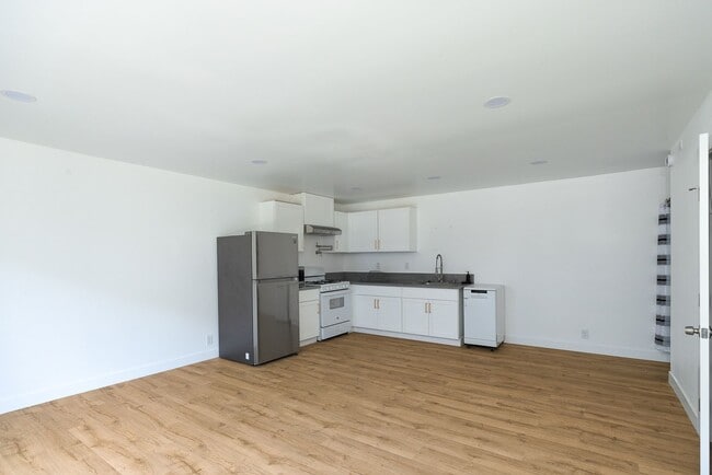 Building Photo - 2 Bedroom + 1.5 Bathroom Condo | Fashion Park Oxnard | Unfurnished
