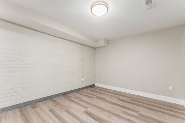 Building Photo - 1363 Summit St