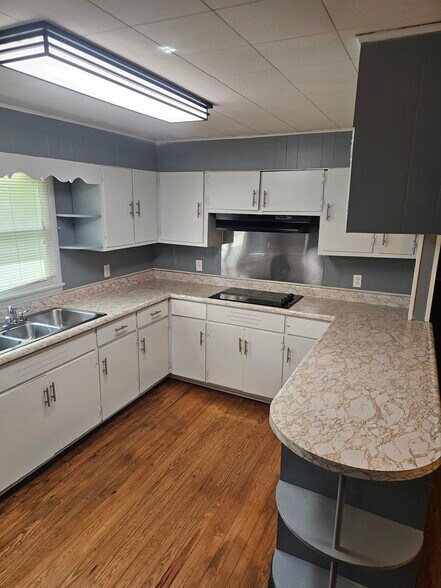 Building Photo - 1927 Lone Oak Rd