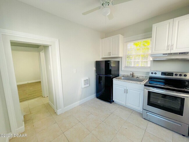 Building Photo - 411 N Oleander Ave