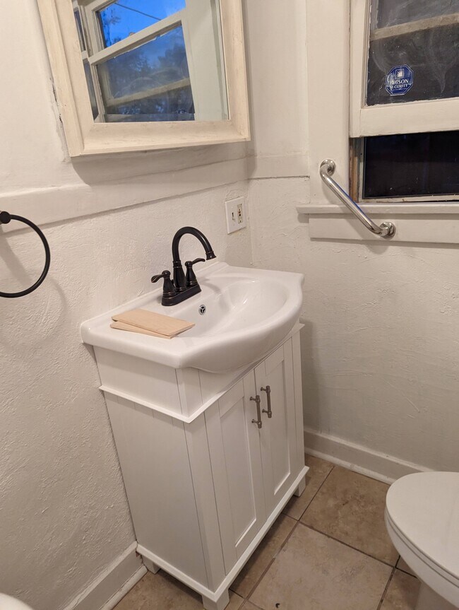 Building Photo - 522 E Lemon Ave