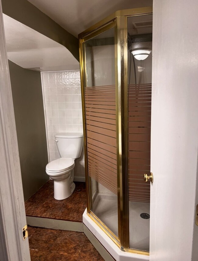 Building Photo - 4 Bedroom 2 Bathroom