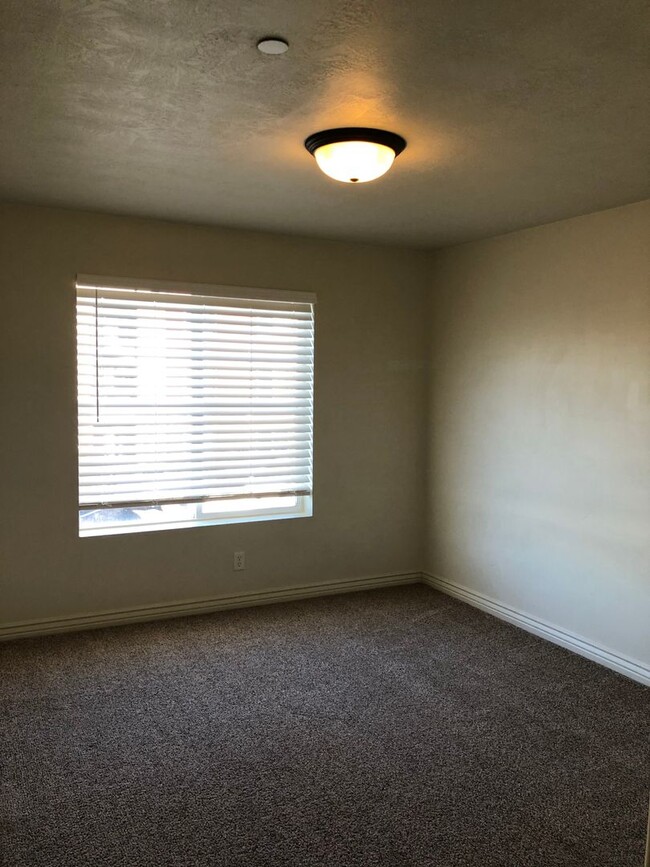 Building Photo - Darling Pleasant Grove Condo Move In Ready!!