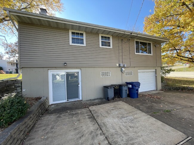 Building Photo - Super cute house in Parkway West School Di...