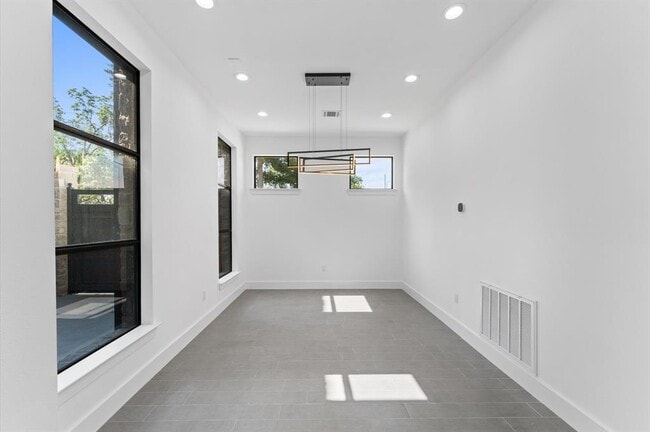 Building Photo - 10070 Cedardale Dr