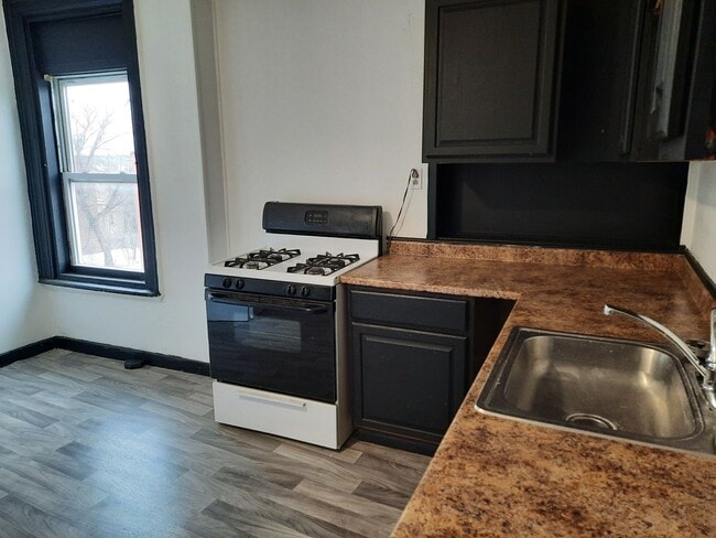 Building Photo - 32 Douw St