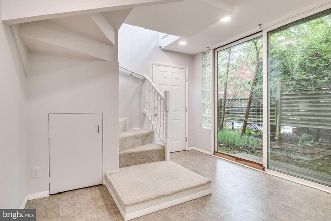 Building Photo - 6525 Byrnes Dr