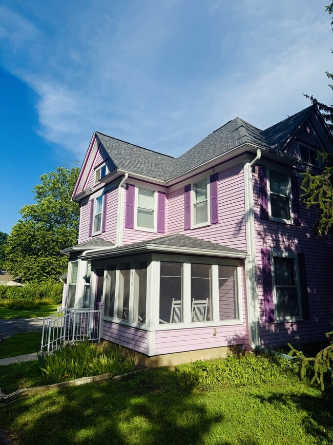 Building Photo - 1819 Northwestern Ave