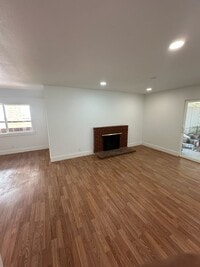 Building Photo - AVAILABLE NOW!  4 Bedroom, 2 Bathroom Home